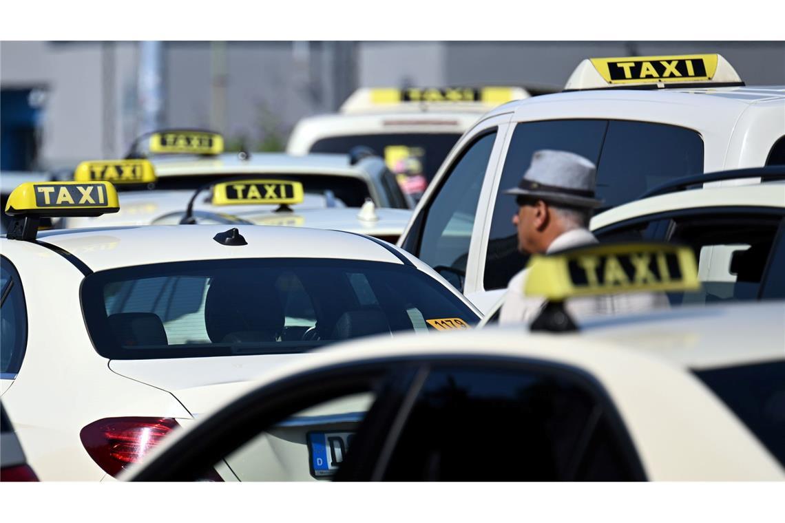 Die Branche sieht in Mietwagenplattformen wie Uber und Bolt einen unfairen Wettbewerb, weil deren Preise nicht behördlich reguliert werden.