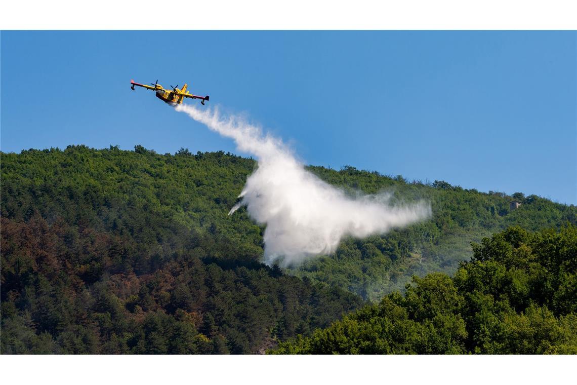 Brände in Südeuropa und Türkei lassen nach - aber neue Hitze Die Brandbekämpfung aus der Luft ist gerade in unwegsamem Gelände oft die einzige Möglichkeit, die Flammen direkt zu bekämpfen.