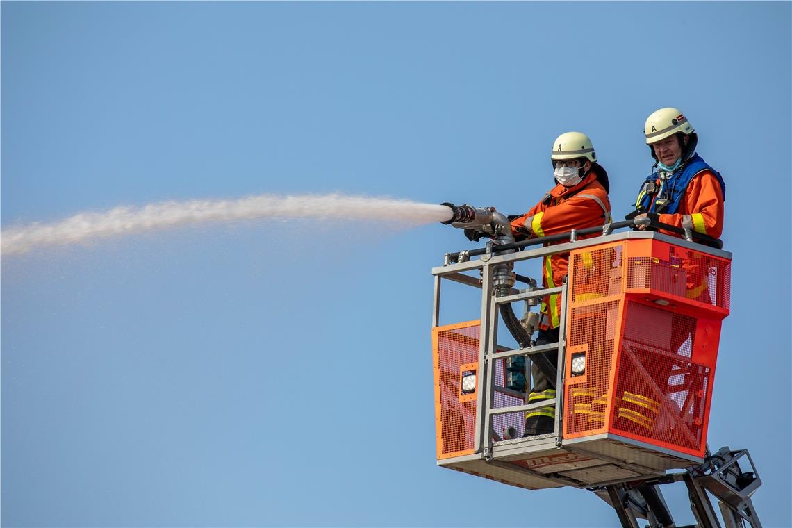 Die Brandbekämpfung erfolgt am effektivsten über die Drehleiter. Foto: A. Becher