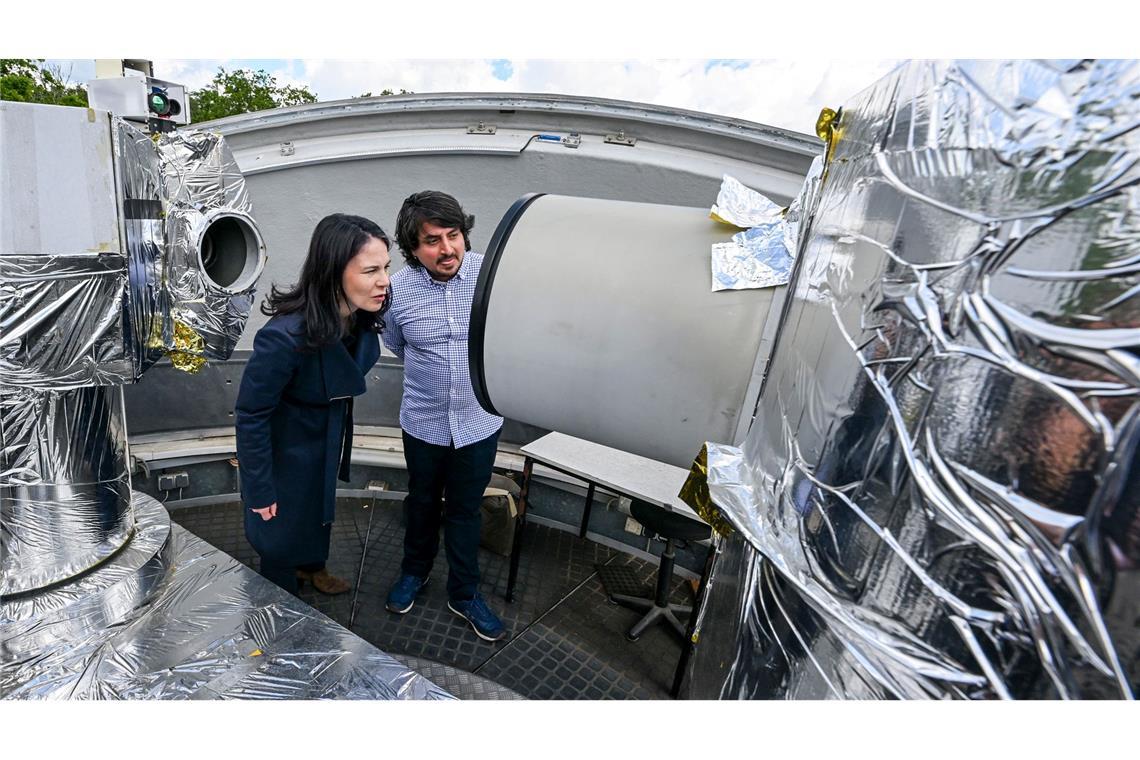 Die Brandenburger Bundestagsabgeordnete Annalena Baerbock (Bündnis90/Die Grünen) besucht das Deutsche Geo-Forschungszentrum (GFZ) auf dem Telegrafenberg und erhält am Teleskop der Laserstation Informationen vom Wissenschaftler Julian Rodriguez-Villamizar.