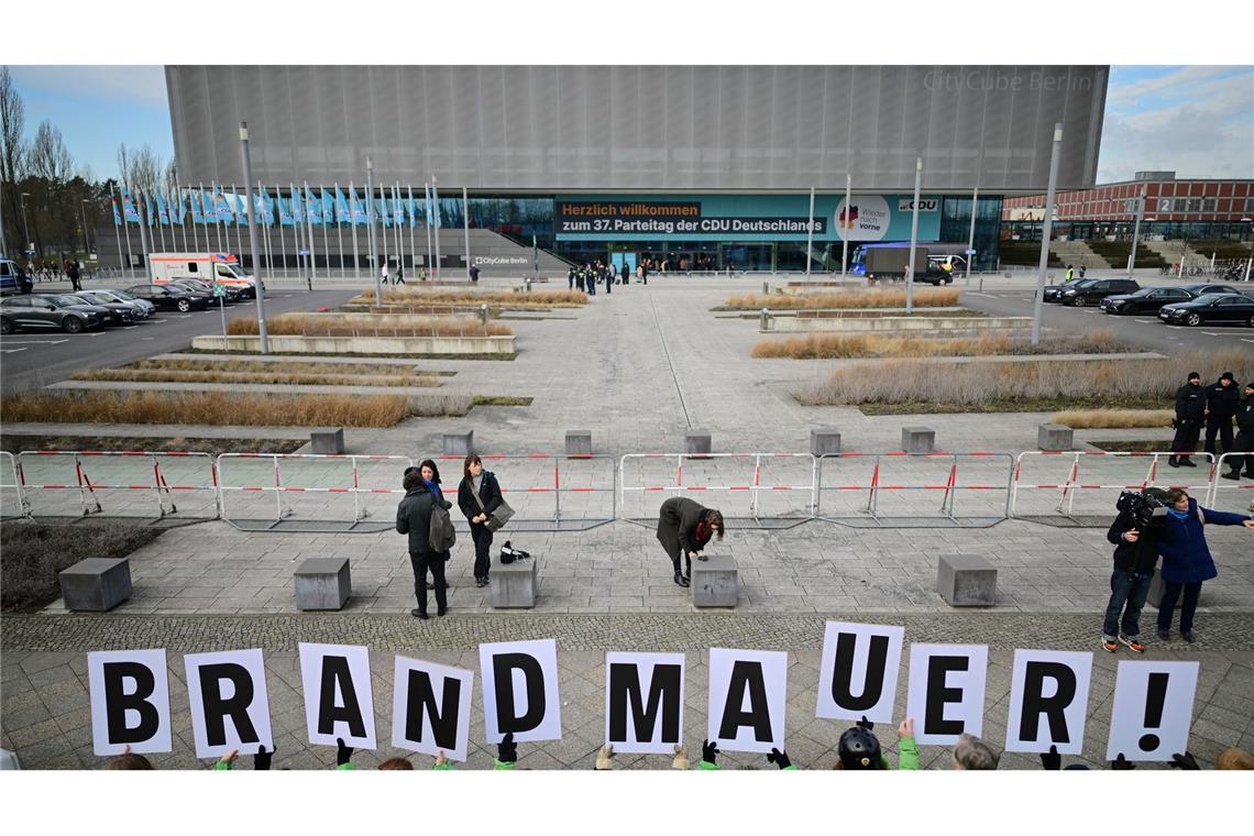Die Brandmauer-Debatte beschäftigt die Unionsparteien seit Monaten immer wieder: Hier demonstrierten Greenpeace-Mitglieder vor Beginn des 37. Bundesparteitags der CDU in Berlin. (Archivbild)