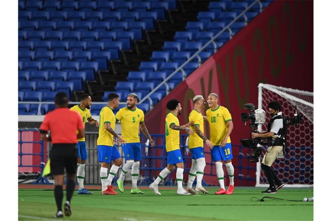 DFB-Auswahl mit Olympia-Fehlstart gegen Brasilien Die Brasilianer bejubeln die frühe Führung durch Richarlison (r). Foto: Swen Pförtner/dpa