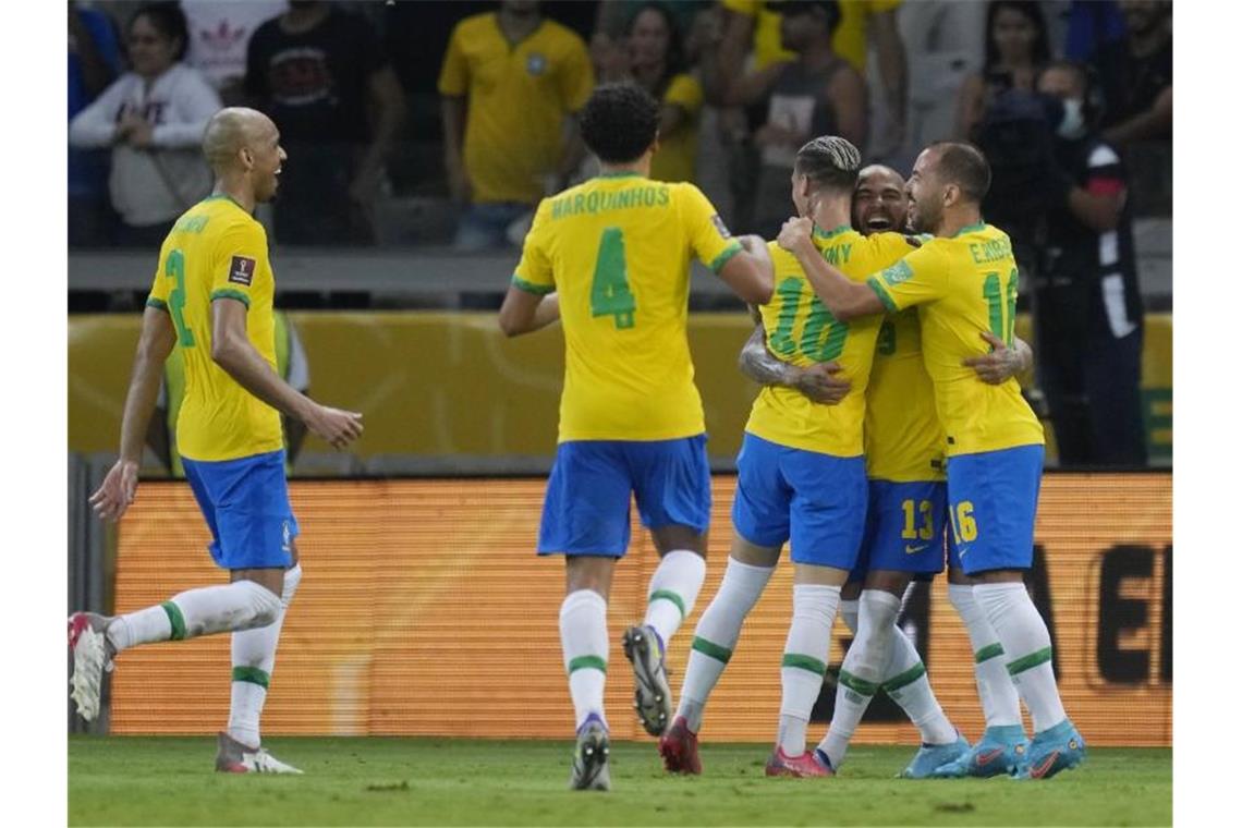 Brasilien 4:0 gegen Paraguay - Ecuador sichert Play-Off Die Brasilianer feiern das dritte Tor gegen Paraguay. Foto: Andre Penner/AP/dpa
