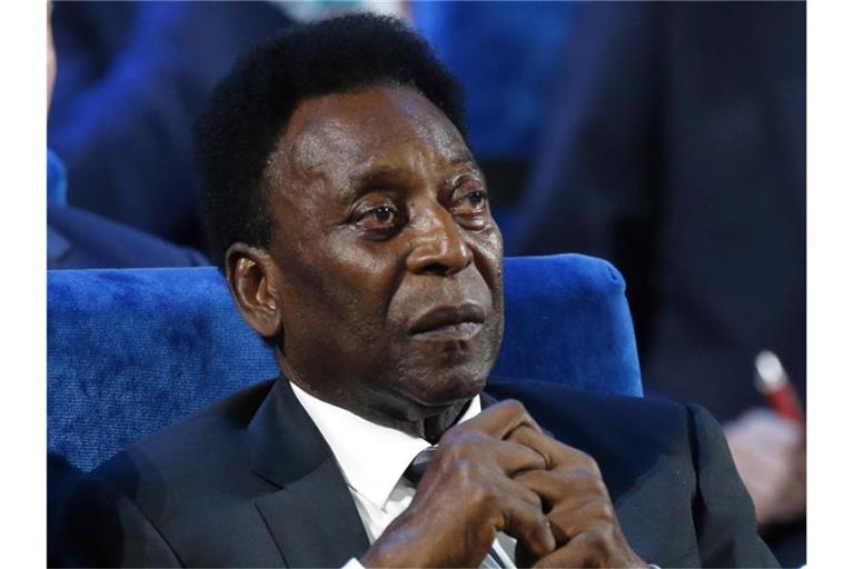 Die brasilianische Fußball-Legende Pelé muss länger im Krankenhaus bleiben. Foto: Alexander Zemlianichenko/AP/dpa