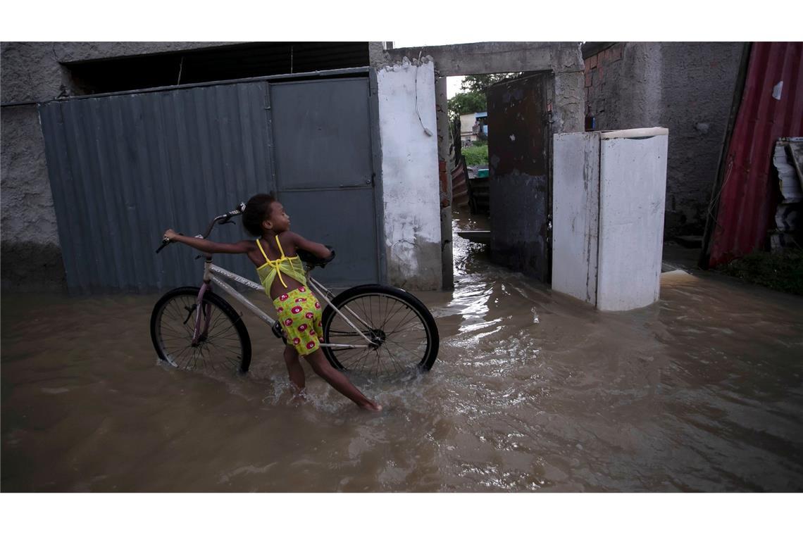 Die brasilianische Großstadt Duque de Caxias hat mit Überschwemmungen zu kämpfen. Brasilien wurde in den vergangenen Jahren immer wieder von Wetterkatastrophen heimgesucht. Im Februar vergangenen Jahres starben mindestens 65 Menschen, nachdem Regenfälle zu Überschwemmungen und Erdrutschen geführt hatten.