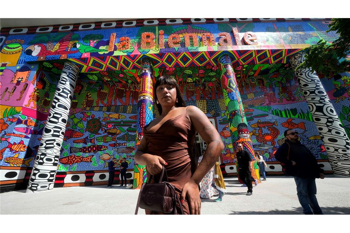 Die brasilianische Künstlerin Manauara Clandestina vor dem Eingang des Hauptpavillons der 60. Biennale.