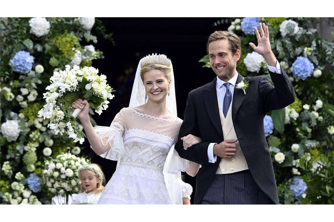 Glanzvolle Hochzeit im Fürstenhaus Liechtenstein Die Braut trug ein langes weißes Klein mit Stickereien und Puffärmeln.