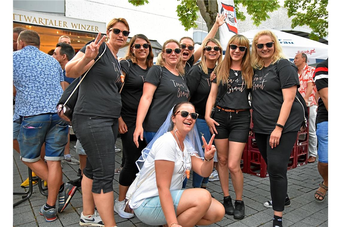 Die Braut Vanessa feierte ihren Junggesellinnenabschied und brachte allerlei Din...