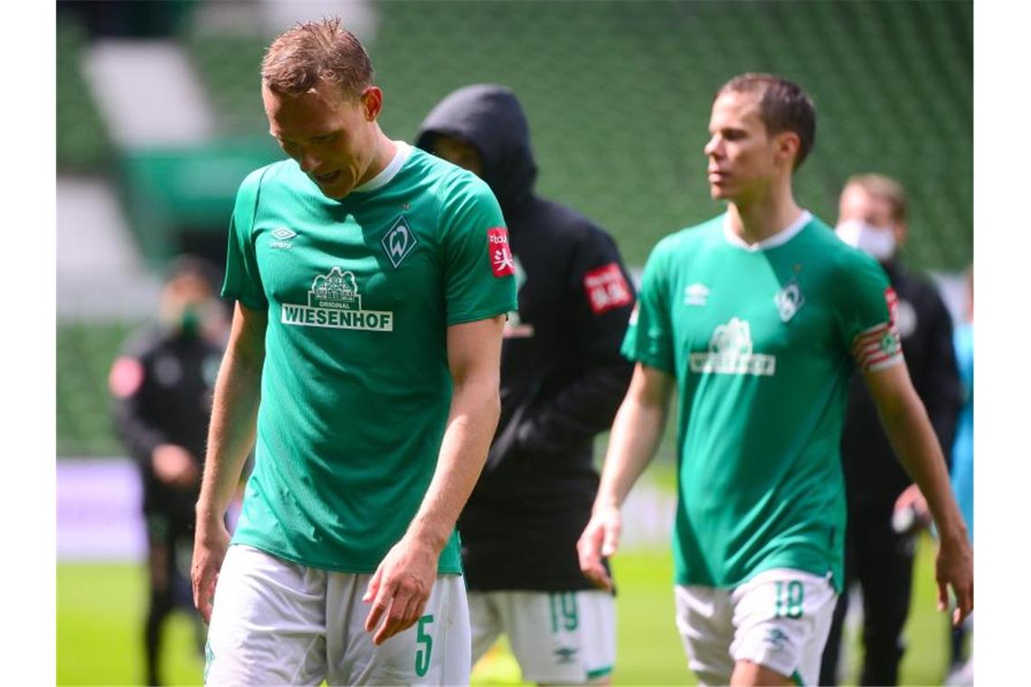 Die Bremener um Ludwig Augustinsson (l) verloren erneut. Foto: Patrik Stollarz/AFP/Pool/dpa