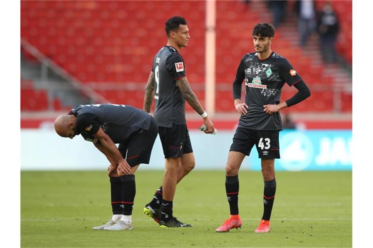 Die Bremer Ömer Toprak, Davie Selke und Eren Dinkçi sind nach dem 0:1 in Stuttgart geknickt. Foto: Tom Weller/dpa