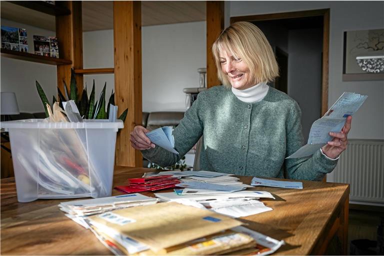 Die Briefe von Ivy Kung werden von Perdita Stoiber sorgfältig aufbewahrt und sind immer wieder ein Grund zur Freude. Foto: Alexander Becher