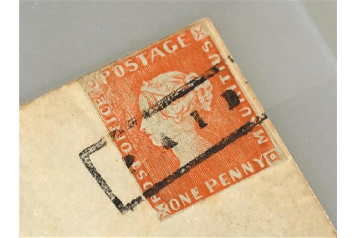 Die Briefmarke "Rote Mauritius" liegt auf einem Tisch. Foto: Bernd Weißbrod/dpa/Archivbild