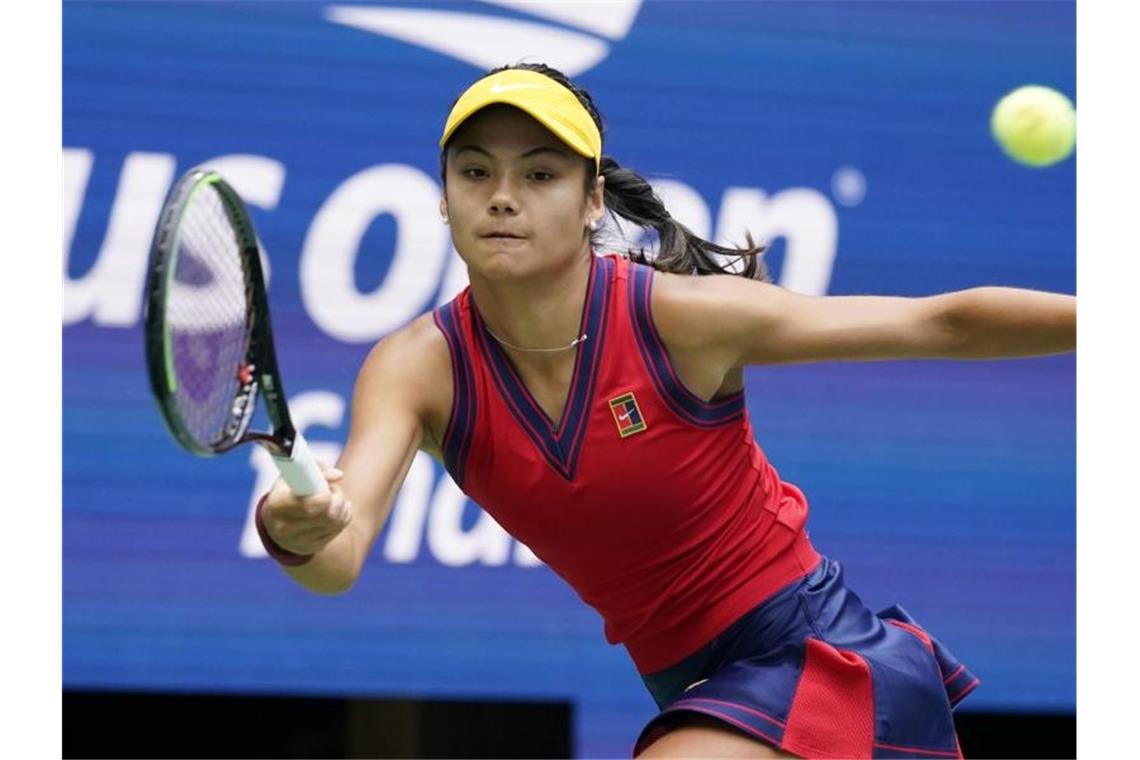 Raducanus Tennis-Märchen bei den US Open: „Liebe das Leben“ Die Britin Emma Raducanu in Aktion. Foto: Elise Amendola/AP/dpa