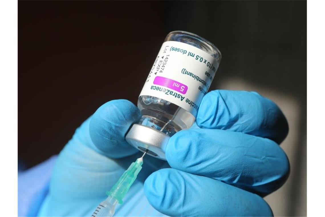 Astrazeneca-Vakzin: Britische Behörde prüft Thrombose-Fälle Die britische Arzneimittelbehörde untersucht Fälle von seltenen Blutgerinnseln im Gehirn nach einer Impfung mit dem Präparat von Astrazeneca. Foto: Matthias Bein/dpa-Zentralbild/dpa