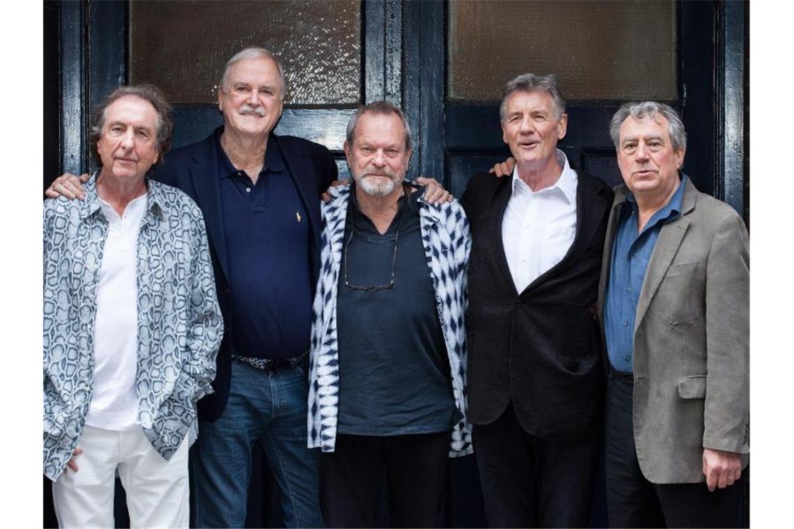 Die britische Comedy-Gruppe Monty Python: Eric Idle (l-r), John Cleese, Terry Gilliam, Michael Palin und Terry Jones, der jetzt im Alter von 77 Jahren gestorben ist. Foto: Daniel Leal-Olivas/EPA/dpa