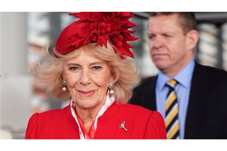 Die britische Königin Camilla lächelt bei einem Besuch im Senedd in Cardiff anlässlich dessen feierlicher Eröffnung.