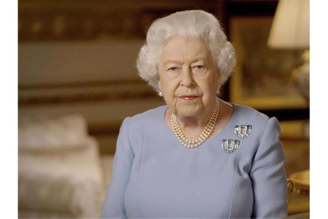 Die britische Königin Elizabeth II. (94) hat am Freitagabend mit einer im Fernsehen und per Internet verbreiteten Ansprache an das Ende des Zweiten Weltkriegs erinnert. Foto: Uncredited/Buckingham Palace/dpa