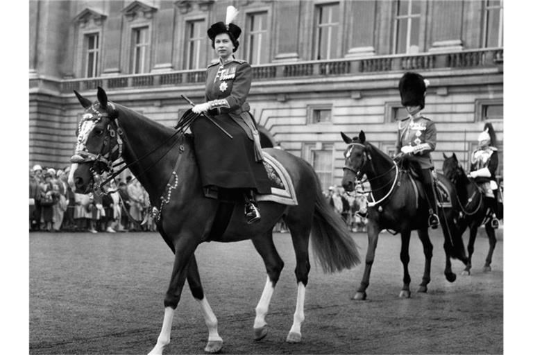 Die britische Königin Elizabeth II. verlässt den Buckingham Palace hoch zu Ross (1960). Foto: Uncredited/AP/dpa