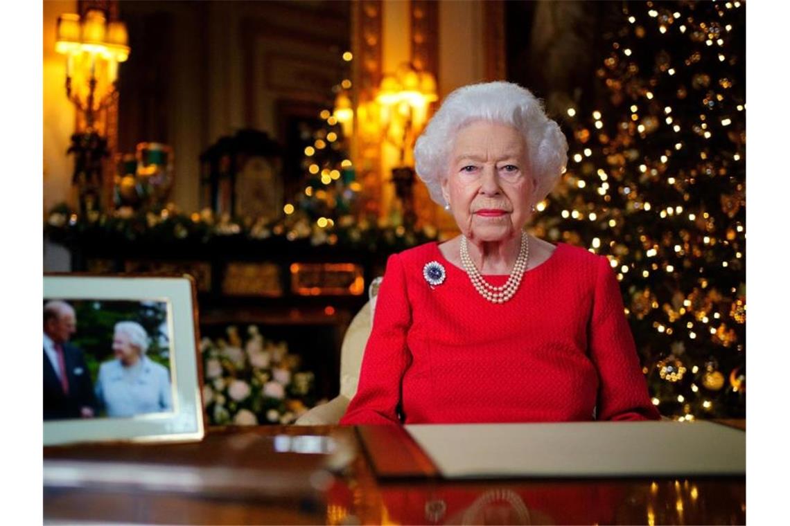 Weihnachtsansprache der Queen: Optimismus trotz Trauer Die britische Königin Elizabeth II. während der Aufzeichnung ihrer jährlichen Weihnachtssendung im White Drawing Room von Schloss Windsor. Foto: Victoria Jones/PA Wire/dpa