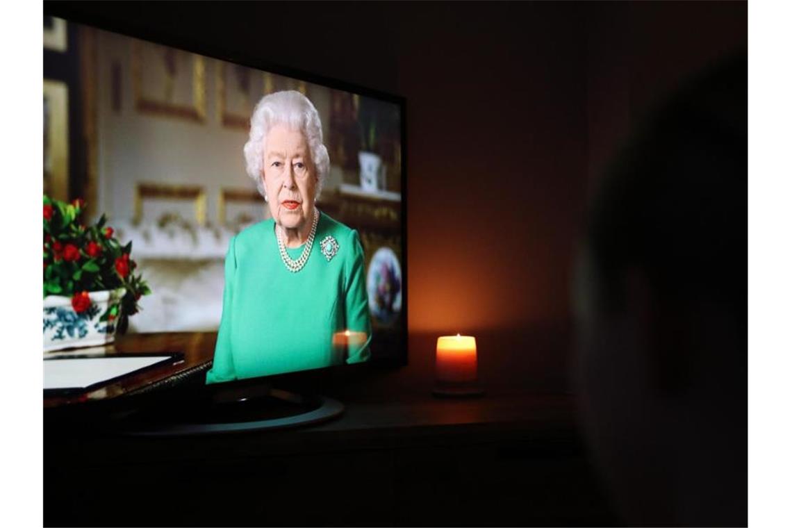 Die britische Königin Elizabeth II. wendet sich in einer Fernsehansprache an die Nation und den Commonwealth. Foto: Scott Wilson/PA Wire/dpa