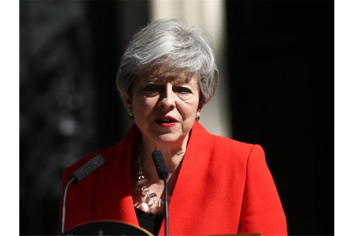 Die britische Premierministerin Theresa May gibt ein Statement vor der 10 Downing Street ab. May will ihr Amt als Parteichefin am 7. Juni abgeben. Foto: Yui Mok/PA Wire