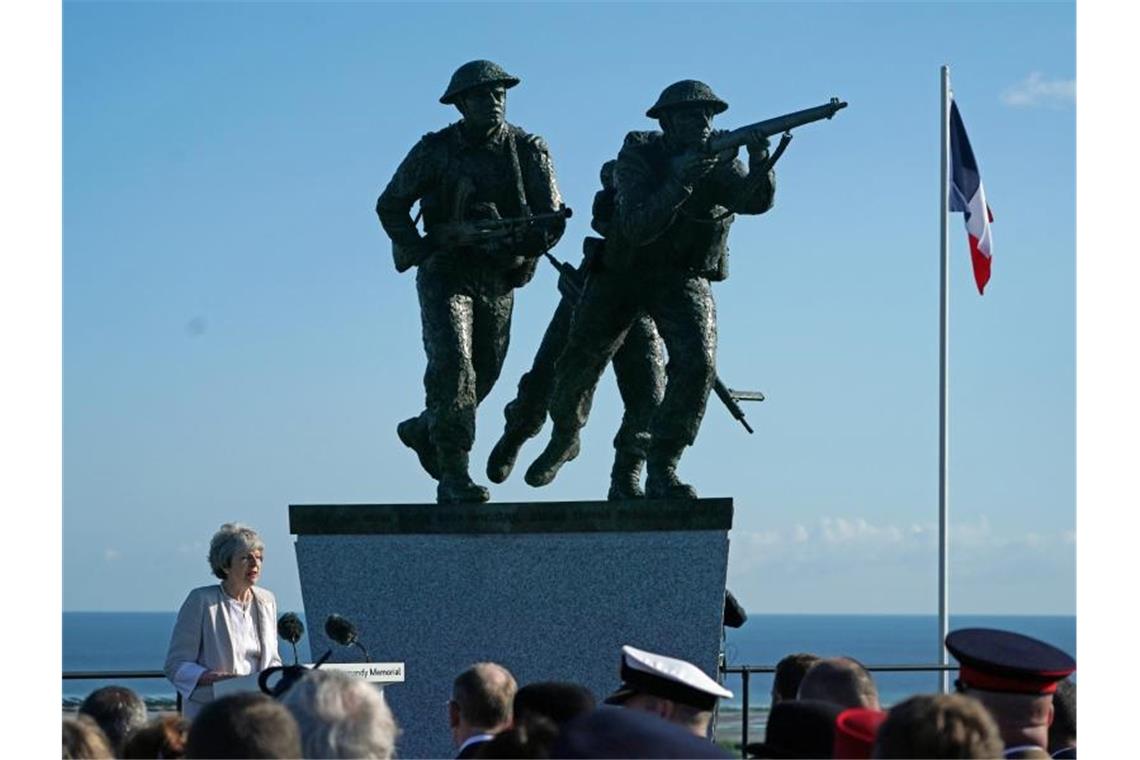 Die britische Premierministerin Theresa May spricht bei der Einweihung der Gedenkstätte British Normandy Memorial Site in Ver-Sur-Mer. Foto: Owen Humphreys/PA Wire