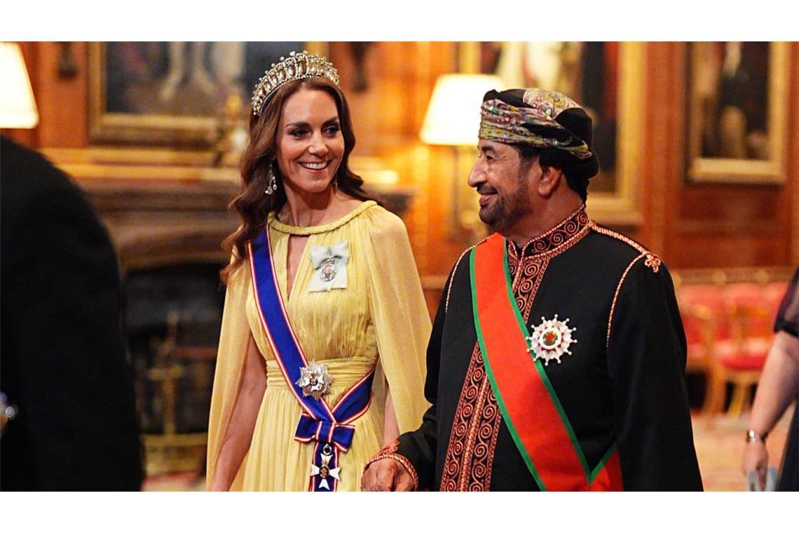 Die britische Prinzessin Catherine von Wales geht an der Seite von Khalid bin Hilal Al Busaidi, während sie im Festzug zum Staatsbankett im Schloss Windsor schreiten.