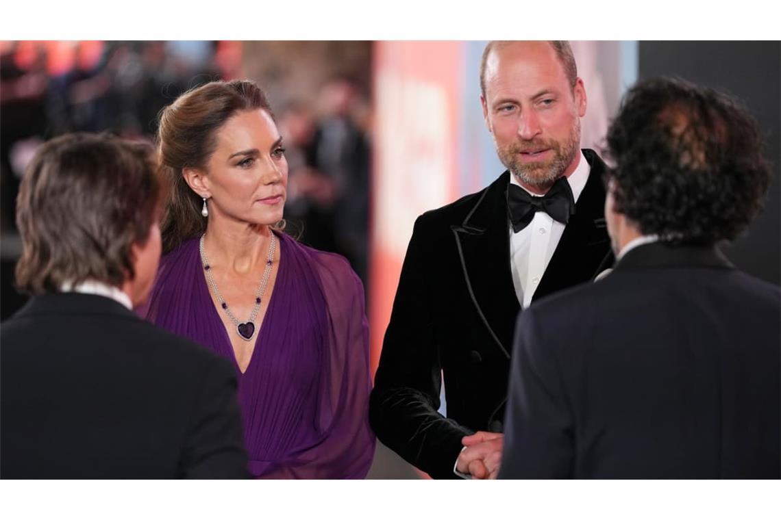 Die britische Prinzessin Kate von Wales (2.v.l) und der britische Prinz William (2.v.r) unterhalten sich mit Tom Cruise (l) und Regisseur Alejandro G. Iñárritu bei der Weltpremiere des Films „Digger“.