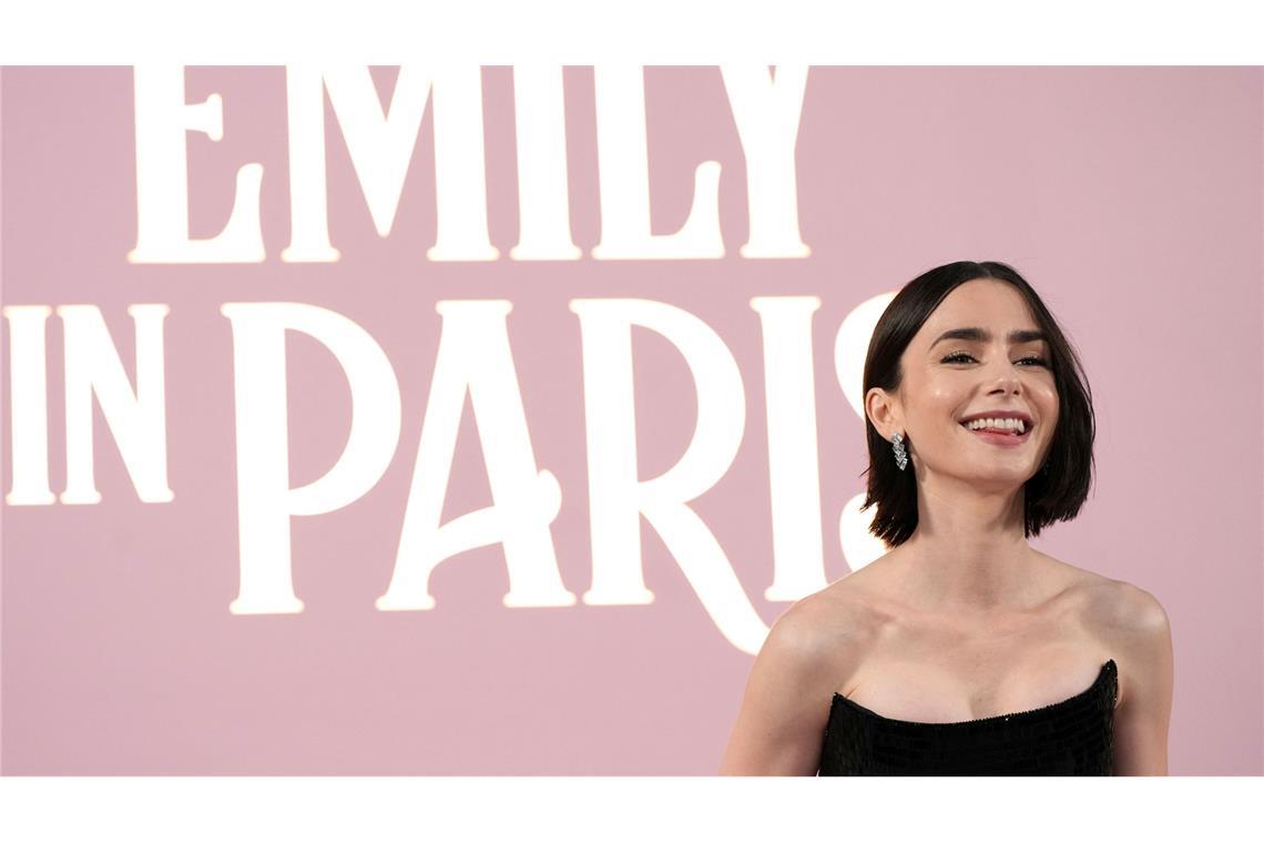 Papstwahl bringt Dreh von "Emily in Paris" durcheinander Die britische Schauspielerin Lily Collins spielt in der Serie "Emily in Paris" die Titelrolle. (Archivbild)