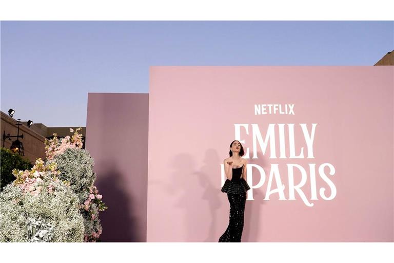 Die britische Schauspielerin Lily Collins spielt in "Emily in Paris" die Titelrolle. (Archivbild)