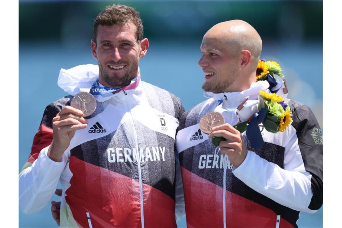 Die Bronzemedaillengewinner Sebastian Brendel (l) und Tim Hecker bei der Siegerehrung. Foto: Jan Woitas/dpa-Zentralbild/dpa