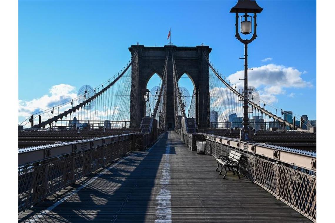 Die Brooklyn Bridge in New York ist nahezu menschenleer. Foto: Kat Gawin/ZUMA Wire/dpa