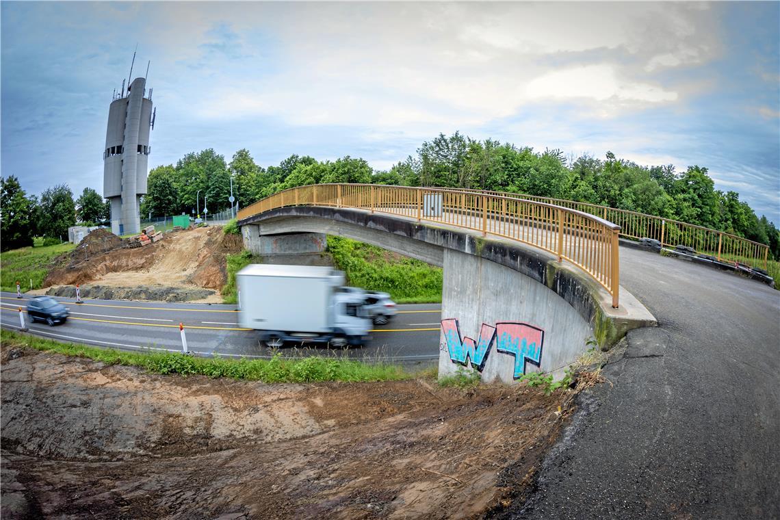 B14 wird für Brückenabriss voll gesperrt Die Brücke am Wasserturm wird abgerissen und durch einen Neubau ersetzt. Dafür muss die Bundesstraße voll gesperrt werden. Archivfoto: Alexander Becher