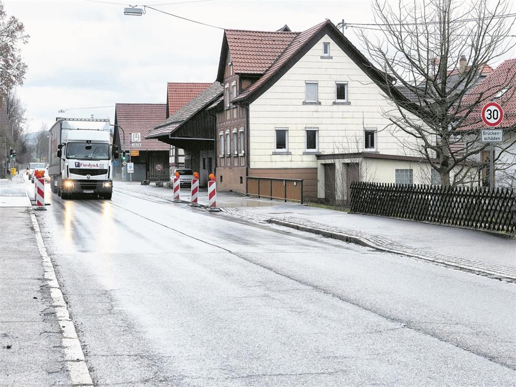 Brückenneubau auf 2020 verschoben Die Brücke in Bartenbach über den Haselbach ist völlig unscheinbar, aber immens wichtig. Wegen altersbedingter Mängel muss sie erneuert werden. Heute schon gilt eine Tempobegrenzung von 30 Kilometer pro Stunde. Der Neubau wird laut Regierungspräsidium extrem kompliziert. Foto: J. Fiedler