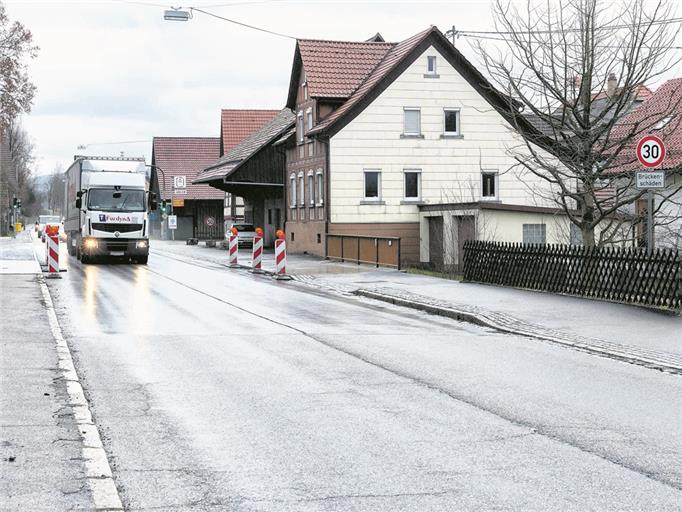 Die Brücke in Bartenbach über den Haselbach ist völlig unscheinbar, aber immens wichtig. Wegen altersbedingter Mängel muss sie erneuert werden. Heute schon gilt eine Tempobegrenzung von 30 Kilometer pro Stunde. Der Neubau wird laut Regierungspräsidium extrem kompliziert. Foto: J. Fiedler