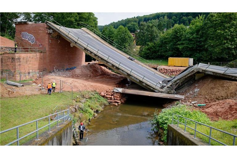 Die Brücke stürzt durch Sprengung ein