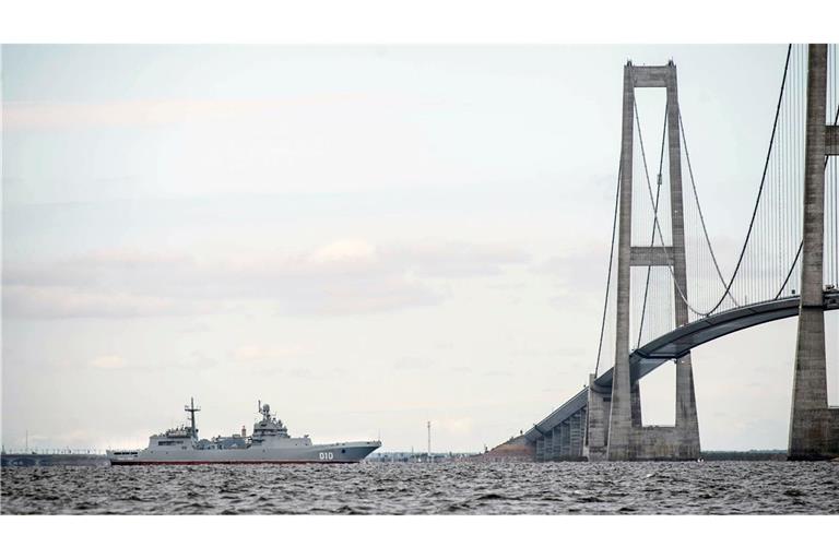 Die Brücke über den Großen Belt - hier ist ein Schiff der russischen Nordflotte unter ihr zu sehen - zählt zu den imposantesten Bauwerken Dänemarks. (Symbolbild)