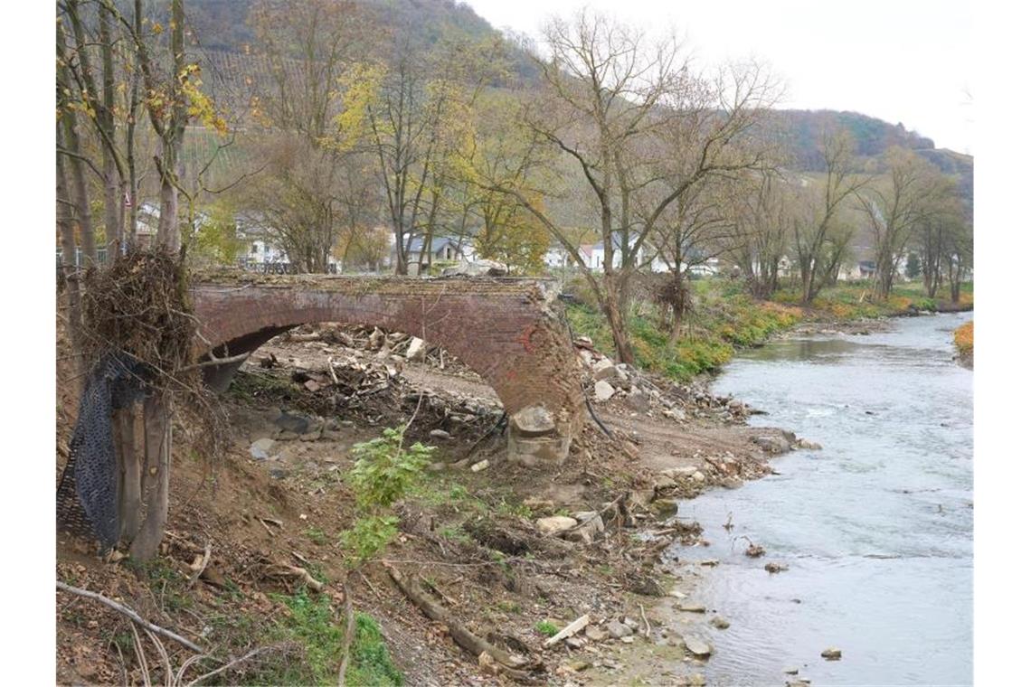 Die Brücke über die Ahr wurde durch die Flutkatastrophe zerstört. Foto: Thomas Frey/dpa