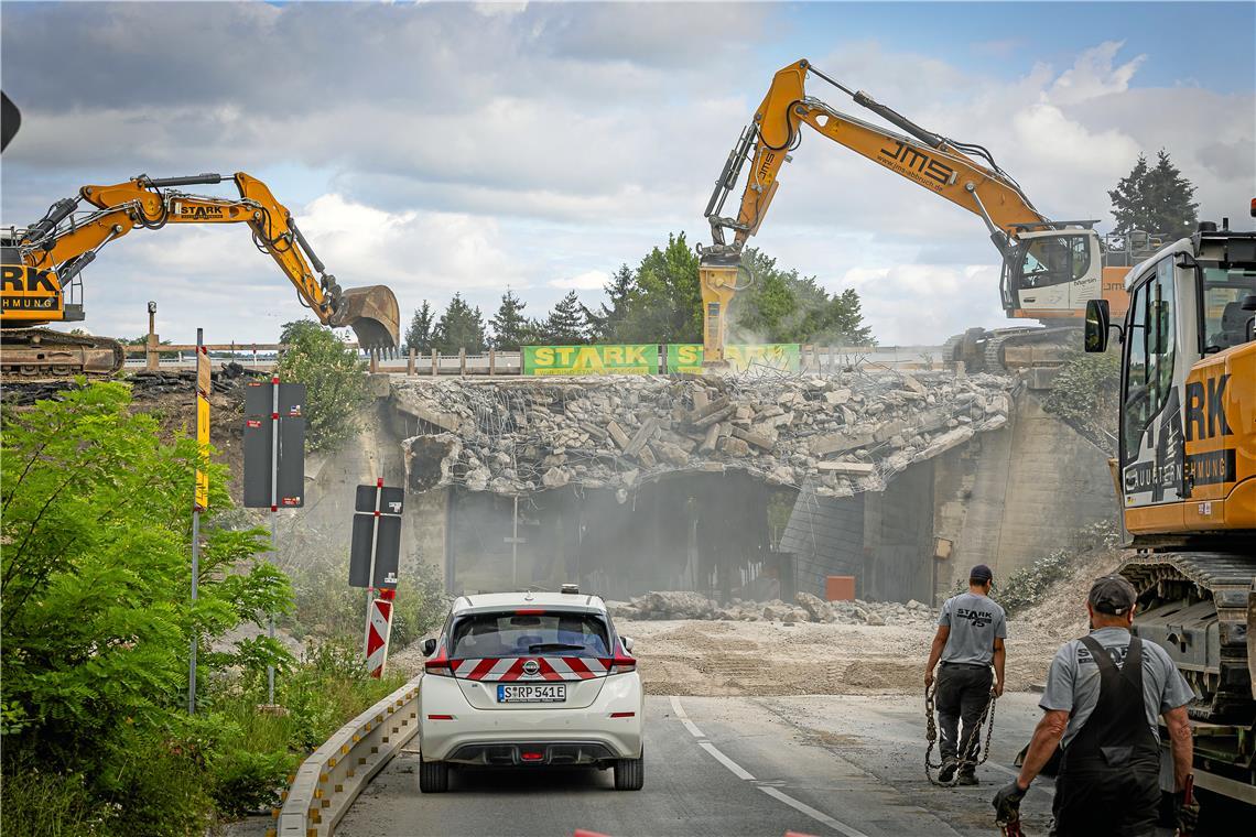 Die Brücke über die Aspacher Straße ist Vergangenheit. Foto: Alexander Becher