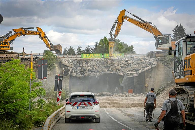 Die Brücke über die Aspacher Straße ist Vergangenheit. Foto: Alexander Becher