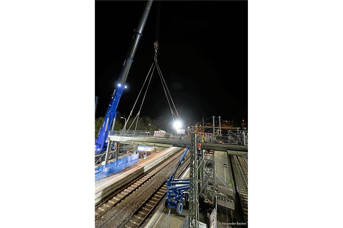 Die Brücke wurd in drei Teile getrennt und an Ketten befestigt, damit der Mobilk...