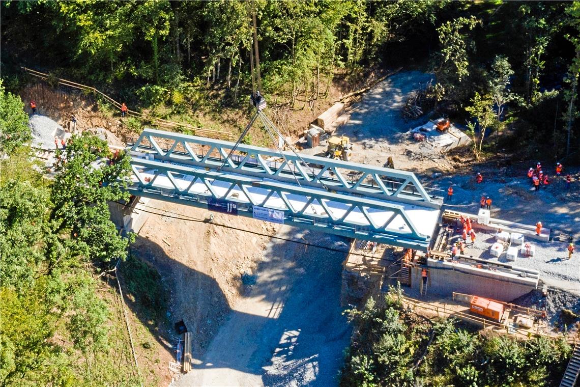 Ab Montag sollen die Züge wieder über den Buchenbach rollen Die Brückenteile sind vor Ort zusammengesetzt worden. Foto: B. Beytekin