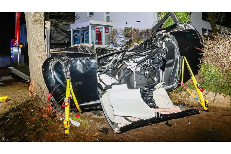 Die Brüder und ihr Cousin sollen in einer Tempo-50-Zone mit PS-starken Limousinen Vollgas gegeben haben. (Archivbild)