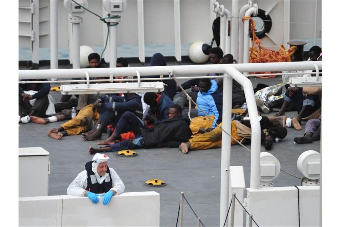 Die „Bruno Gregoretti“, ein Schiff der italienischen Küstenwache, bei einem früheren Einsatz im Mittelmeer. Foto: Ivan Consiglio/epa/Archiv