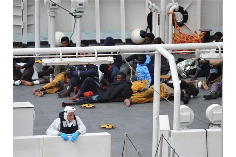 Die „Bruno Gregoretti“, ein Schiff der italienischen Küstenwache, bei einem früheren Einsatz im Mittelmeer. Foto: Ivan Consiglio/epa/Archiv