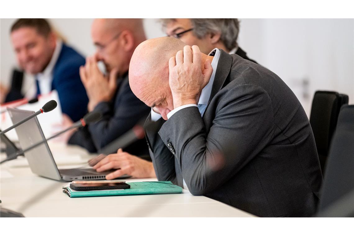 Die BSW-Fraktion in Brandenburg steckt in der Krise. Finanzminister Robert Crumbach (BSW, ganz rechts) spricht von einer "schwierigen Situation".