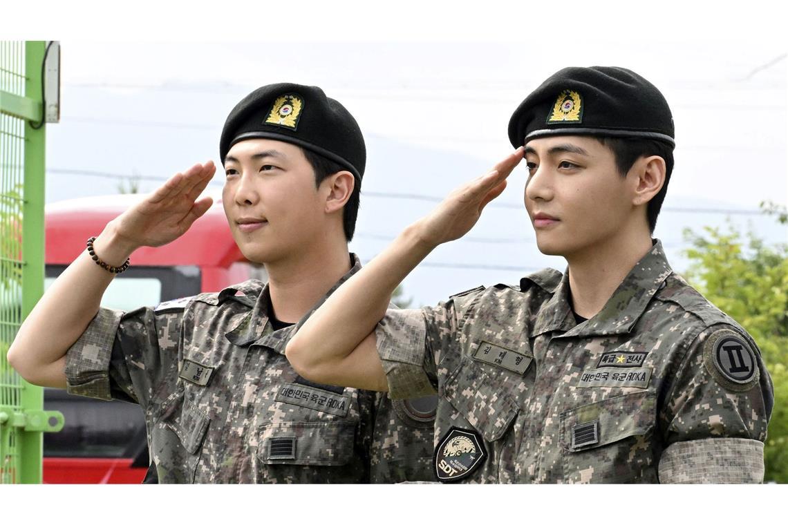 Die BTS-Mitglieder haben während der letzten Jahre ihren Militärdienst absolviert. Im letzten Juni wurden RM (l) und V von der Armee entlassen. (Archivfoto)