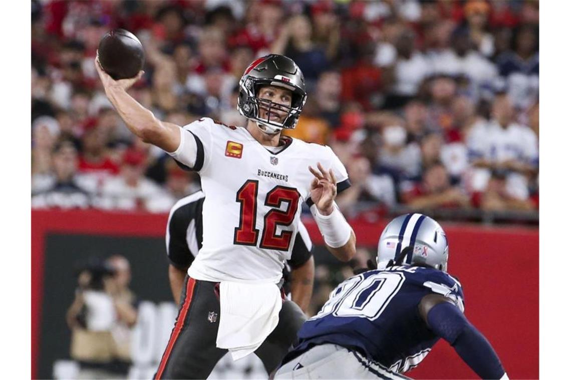 Die Bucs setzten sich mit einem Field Goal in letzter Sekunde gegen die Cowboys durch: Tom Brady (l) von Tampa Bay in Aktion. Foto: Dirk Shadd/TNS via ZUMA Press Wire/dpa