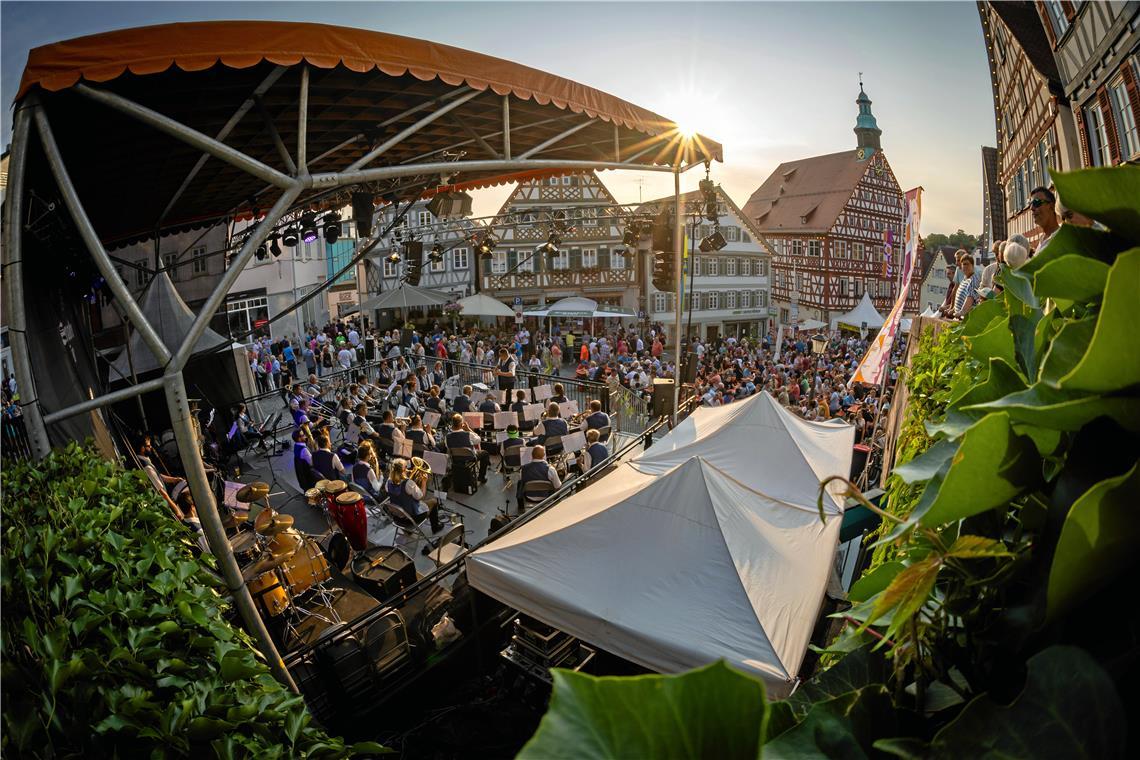 Mit neuem Schwung ins 52. Backnanger Straßenfest Die Bühne am Marktplatz steht bereits und am Freitagabend werden zur Eröffnung wieder zahlreiche Besucher erwartet. Archivfoto: Alexander Becher