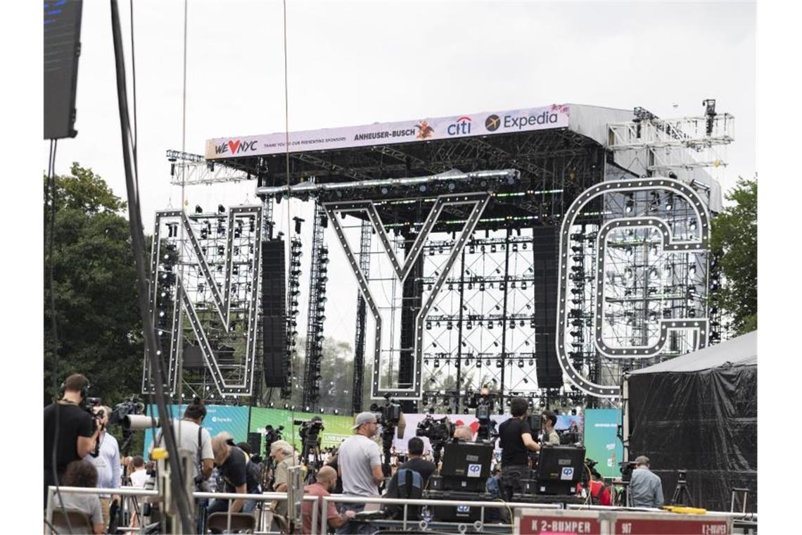 New Yorker Großkonzert wegen Gewitters abgebrochen Die Bühne des "We Love NYC: The Homecoming Concert" im New Yorker Central Park am Nachmittag vor dem Unwetter. Foto: Taidgh Barron/ZUMA Press Wire/dpa